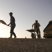 hommes travaillant sur un chantier au crépuscule