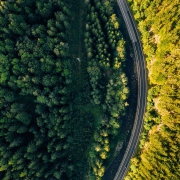 Vue d'en haut d'une route forestière