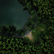 Image d'une route à flanc de lac et de forêt vue du dessus
