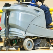 ouvrier utilisant une machine de nettoyage industriel