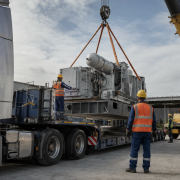 Transport et manutention d’une machine industrielle lourde par camion et grue